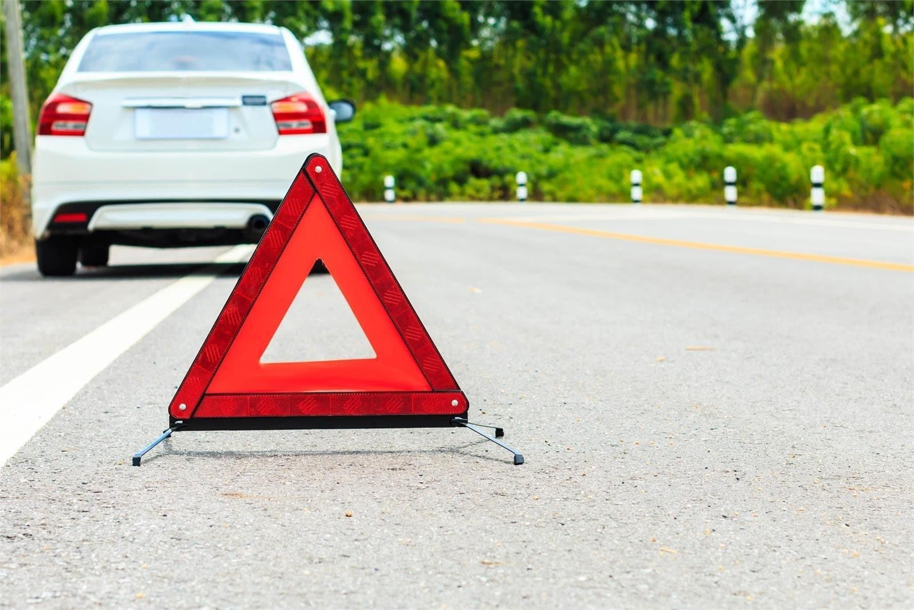 ¿Cómo debo señalizar el coche averiado en la carretera?