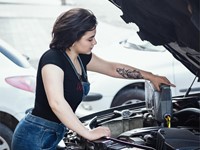 ¿Cómo se mira el aceite del coche?