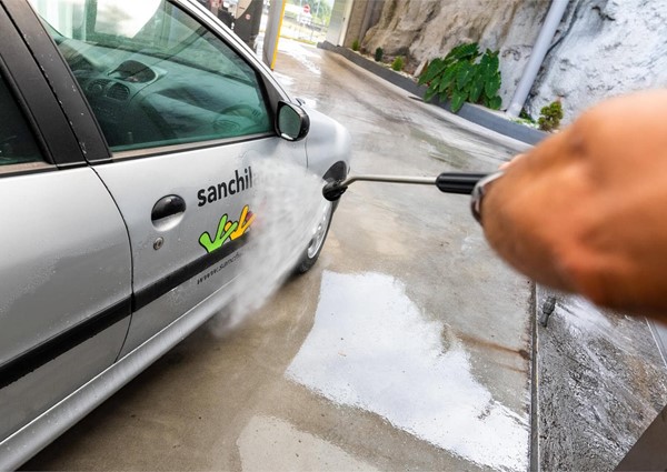 Haz que tu coche luzca perfecto con nuestro servicio de lavado automático y boxes de lavado