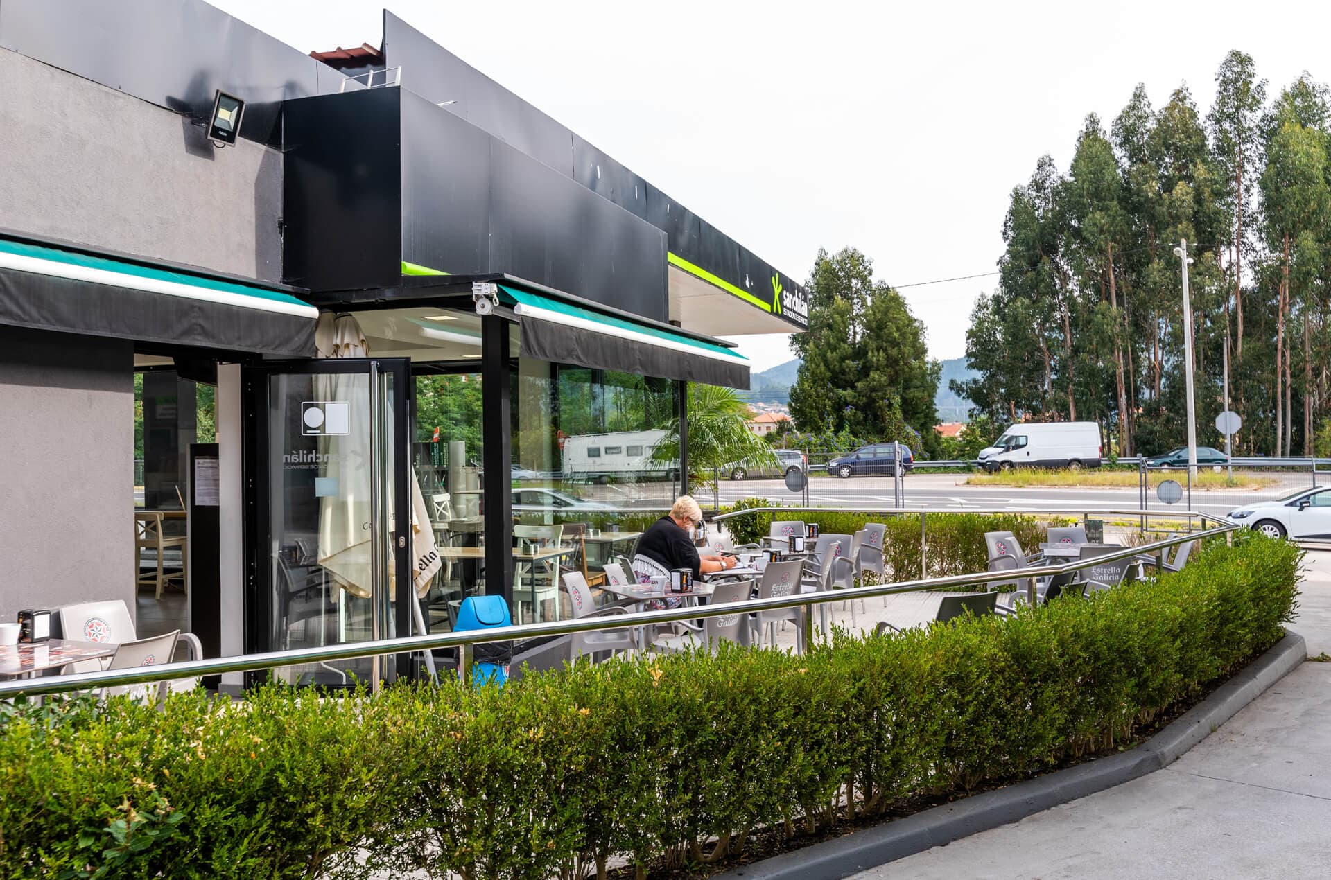 Tienda y cafetería