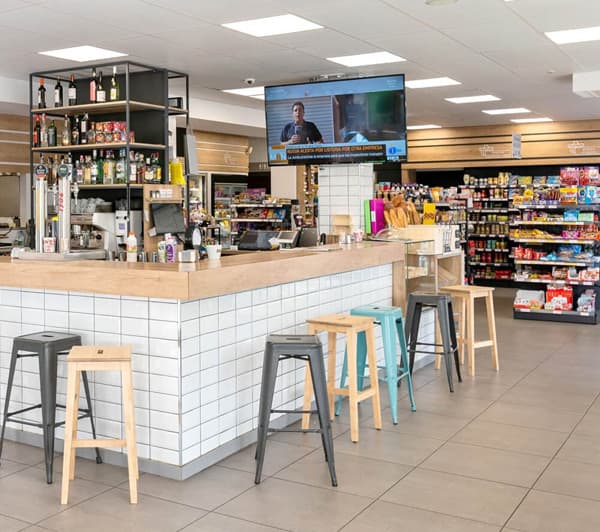 Cafetería, supermercado y tienda de repuestos en Moaña