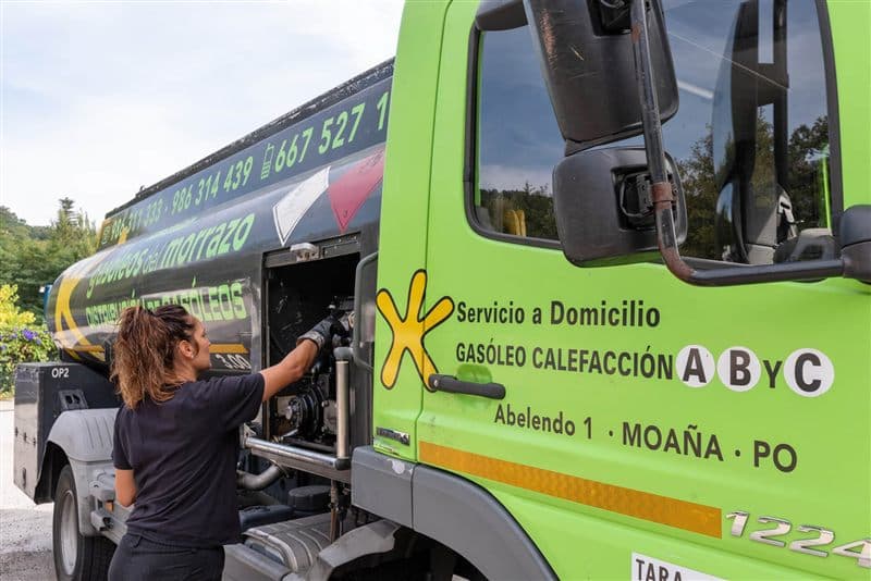 Camión de Gasóleos del Morrazo Sanchilán para el gasóleo a domicilio en Pontevedra