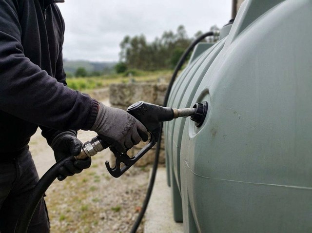 Pide ya tu distribución de gasóleos a domicilio en Cambados - Imagen 1