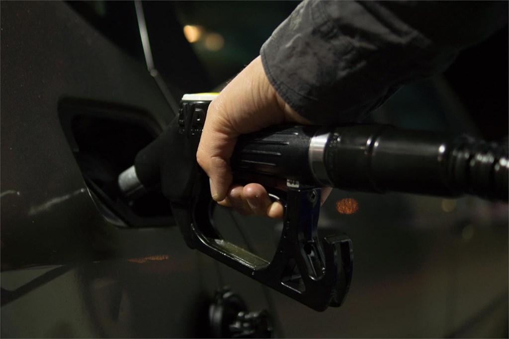 ¿Qué carburante contamina más el gasóleo o la gasolina?