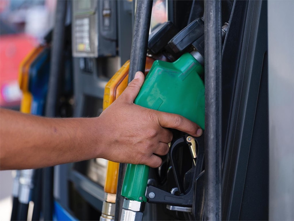 ¿Tengo que apagar el coche para llenar el depósito?