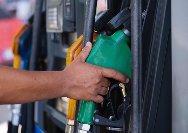 ¿Tengo que apagar el coche para llenar el depósito?