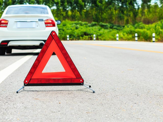 Tras un accidente.... ¿cómo debo señalizar el coche averiado en la carretera?